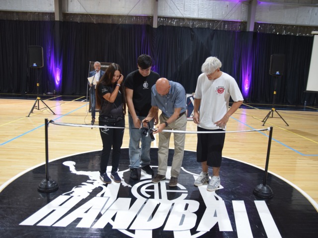 Estudiantes inaugur� el nuevo parquet del Macrogimnasio